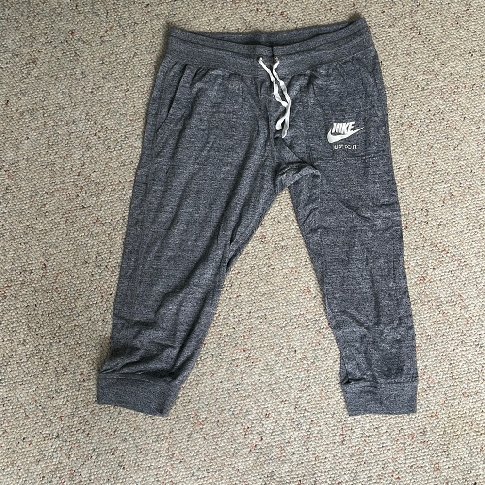 Nike women’s cropped sweatpants, gray, large